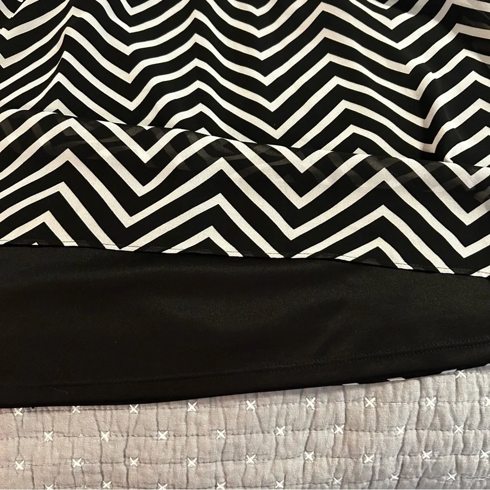 Express Women’s Black and White Chevron Dress Size Medium - Picture 5 of 6